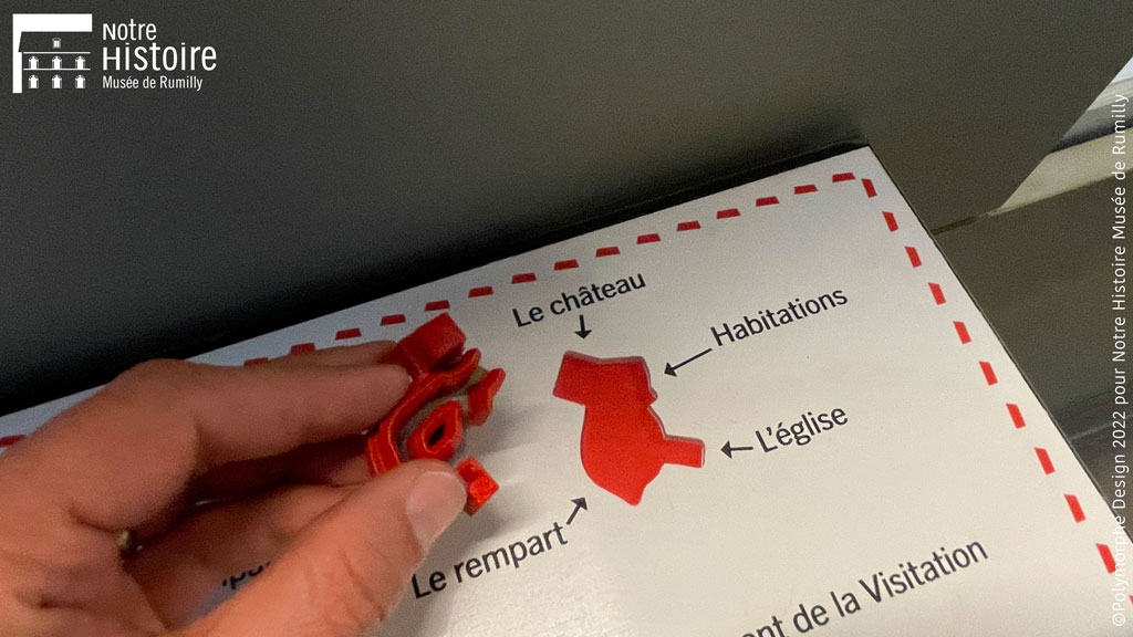  Un visiteur range une pi&egrave;ce de puzzle.