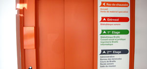 signalisation braille et gros caract&egrave;res